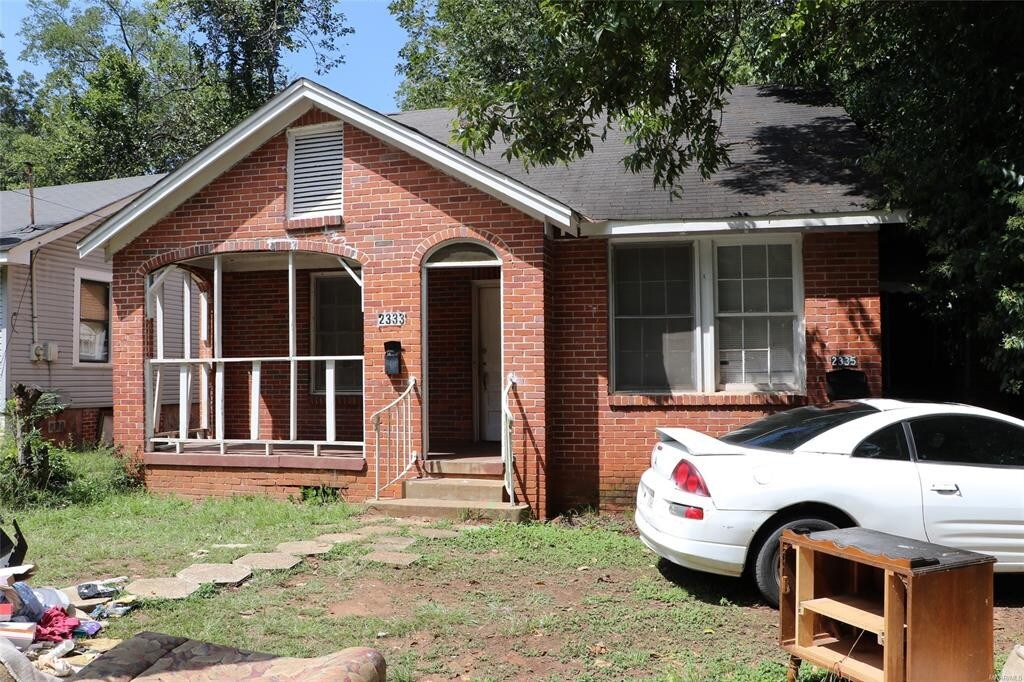 Building Photo - 2333 Winona Ave
