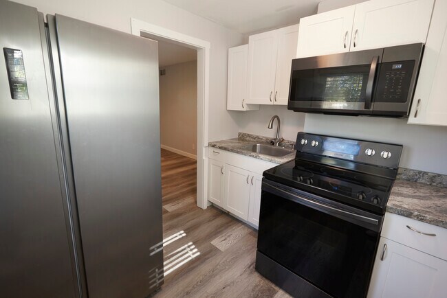 Cocina - 2439 8th Ave N