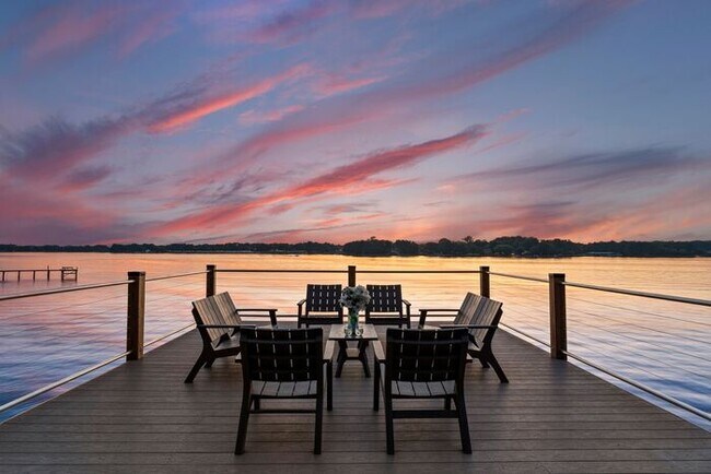 Building Photo - Lakefront Living