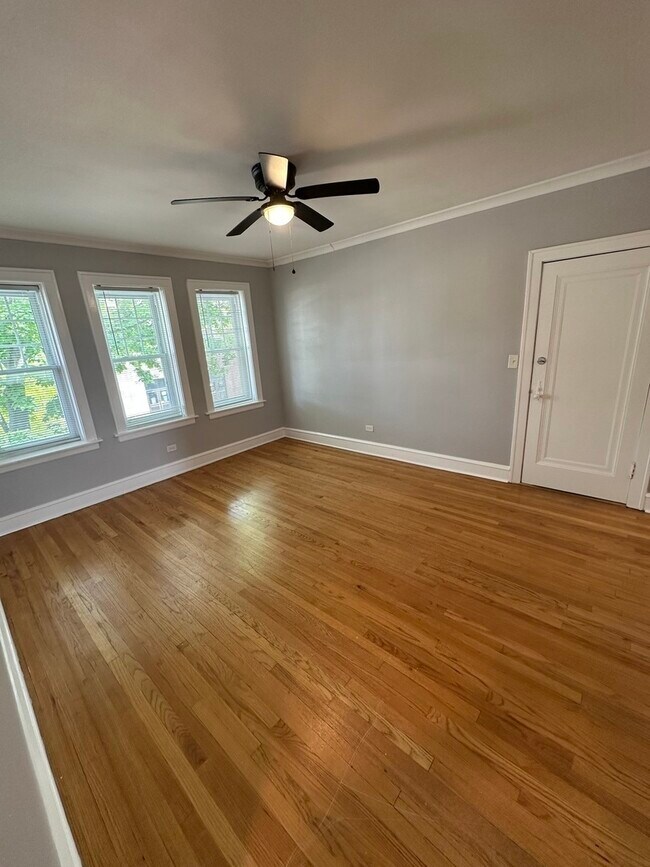 Foto del edificio - 5745 W Wellington Ave