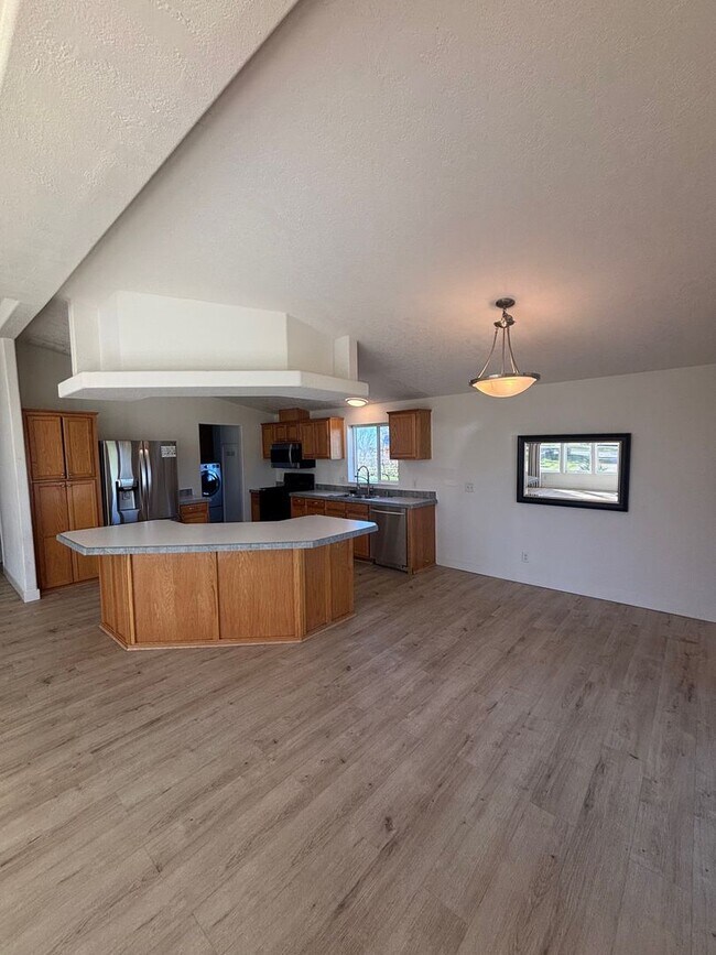 Foto del edificio - Single Level 3 Bedroom 2 Bathroom Home located just minutes from both Windsor and Larkfield w/ Ut...