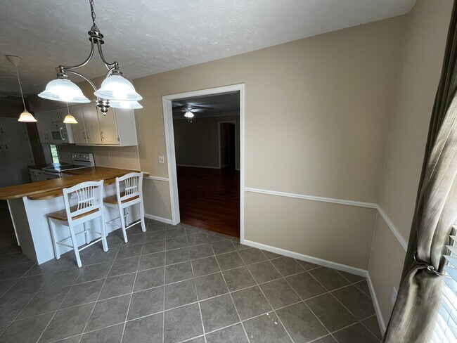 Foto del edificio - Beautiful New to Market!