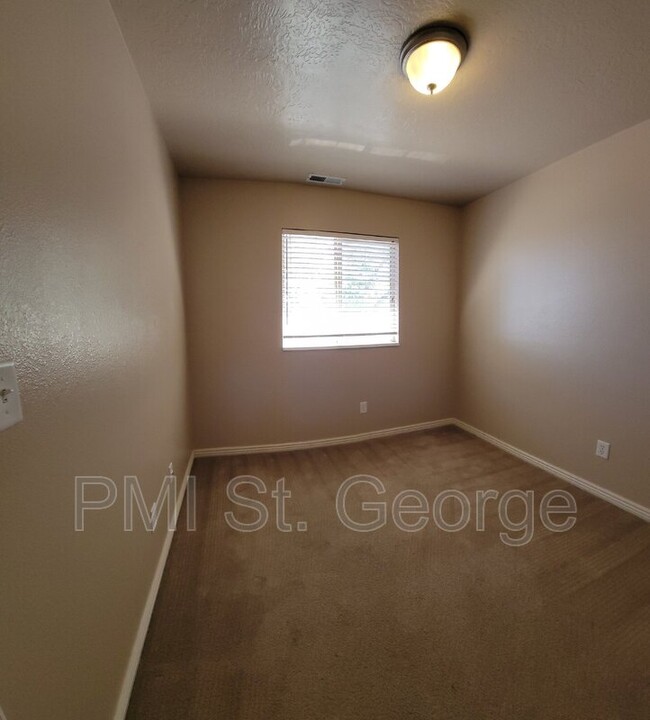 Building Photo - 3155 S Hidden Valley Dr
