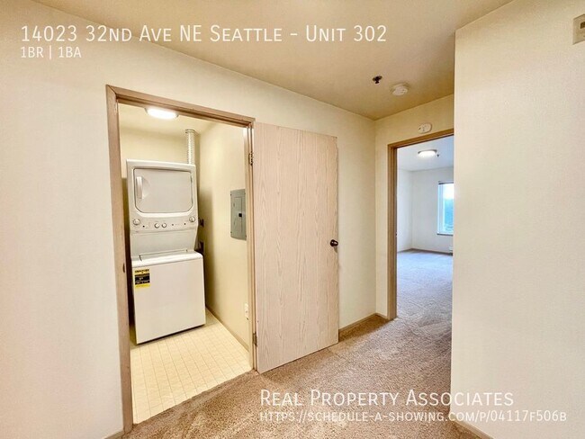 Building Photo - Spacious Top Floor 1-Bedroom/1-Bathroom! I...