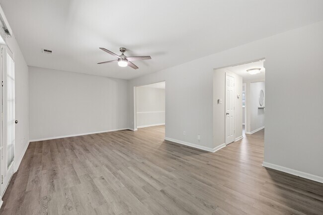 Foto del edificio - 8001 Regent Park Ln