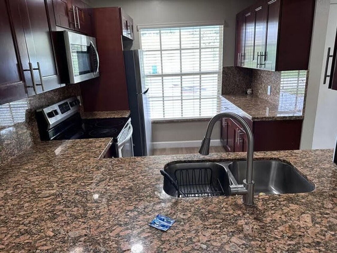 Primary Photo - 5470 Lakewood Cir E