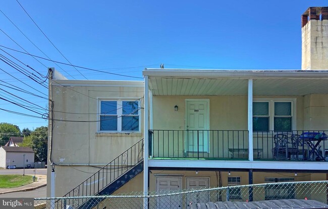 Building Photo - 861 Street Rd