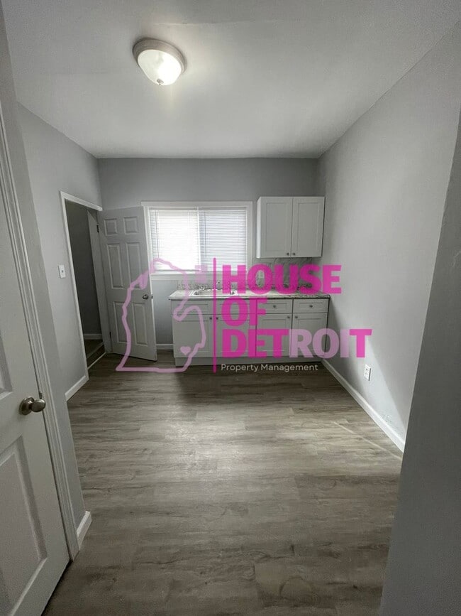 Building Photo - 5 BEDROOM | 2 BATHS | FREE PRE SCREEN