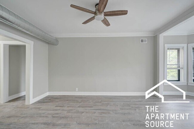 Building Photo - 2BR1BA IN EDGEWATER GLEN - CLOSE TO LAKE!