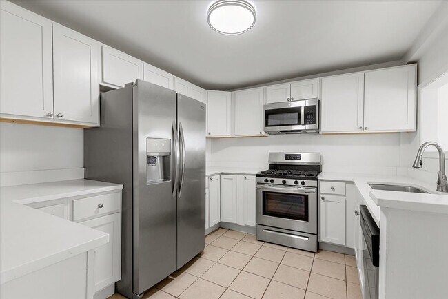Foto del edificio - 234 E Shorewood Dr