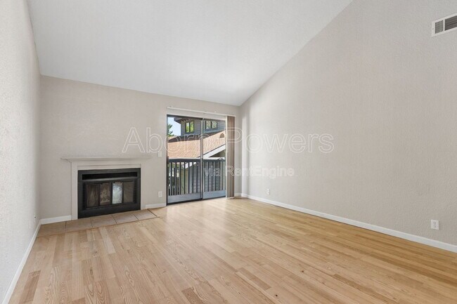 Foto del edificio - 3180 Country Club Dr