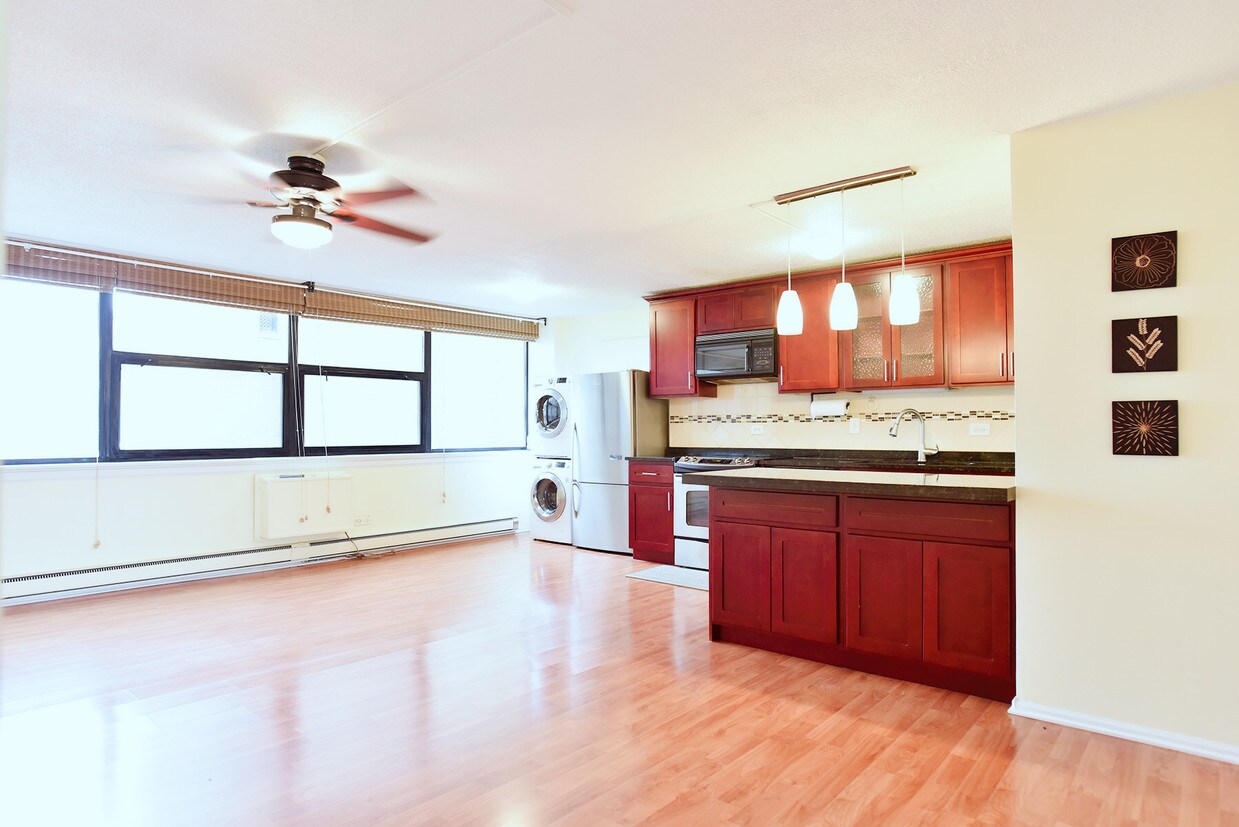 Primary Photo - 3110 N Sheridan Rd