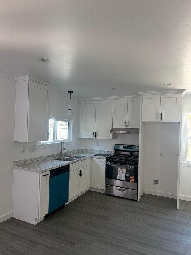 Building Photo - 265 E 69th Way