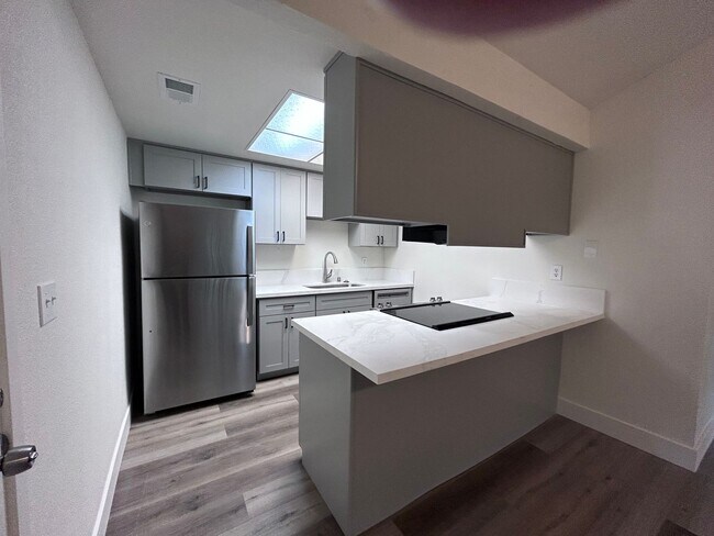 Foto del edificio - 6852-6854 Trovita Way