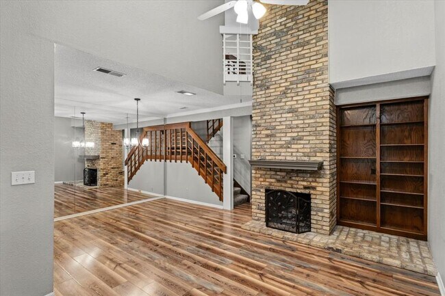 Foto del edificio - 10819 Crown Colony Dr