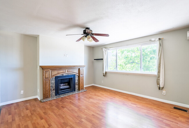 Foto del edificio - 1137 E Webster Dr