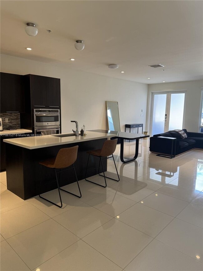 Foto del edificio - 6310 NW 103rd Pl