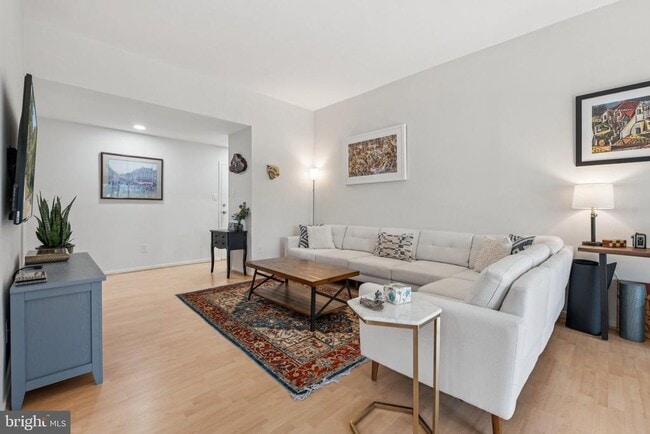 Foto del edificio - 1639 Parkcrest Cir