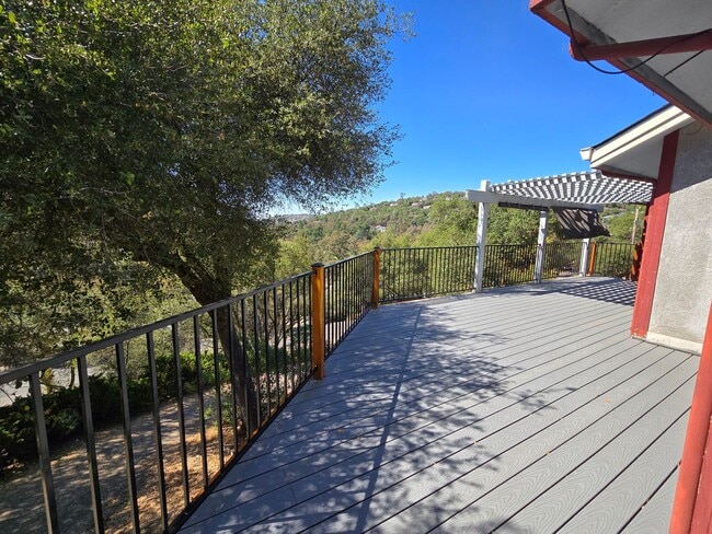 Building Photo - Welcome to this charming 1-bedroom, 1.5 ba...