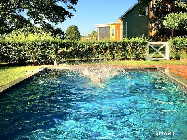 Foto del edificio - 187 Old Mt Tom Rd