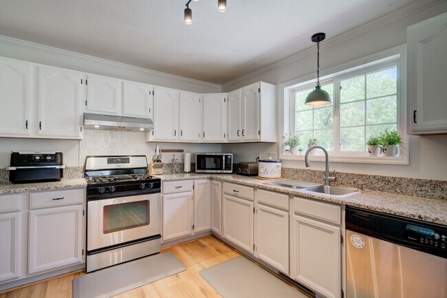 Foto del edificio - Valley West Three Bedroom Home with Large Fenced Yard