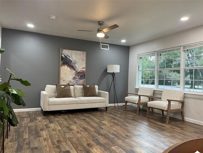 Foto del edificio - 1713 Spur Ln