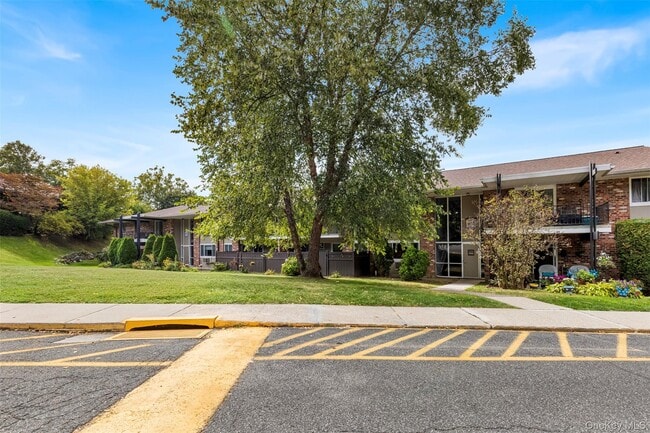 Building Photo - 1513 Old Country Rd