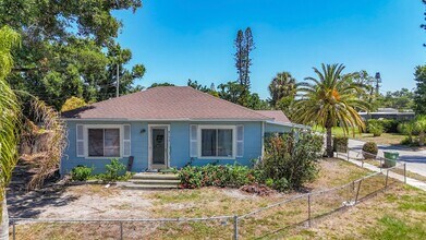 Building Photo - 702 21st Ave W