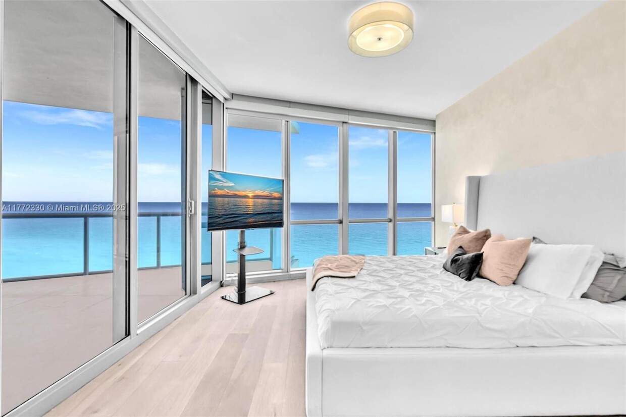 Primary Photo - 17121 Collins Ave