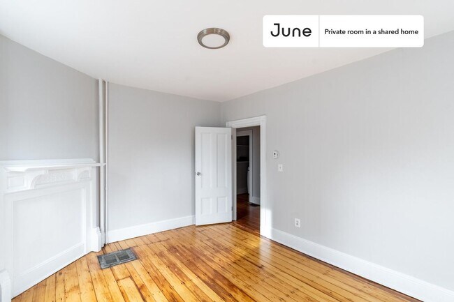 Foto del edificio - Private bedroom in 5 bed/1 bath Home