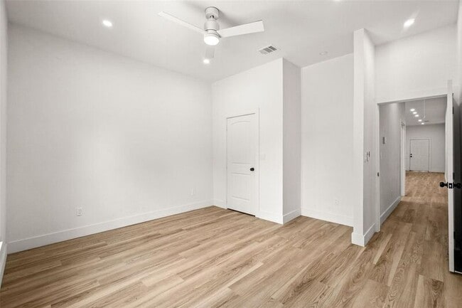 Building Photo - 808 W 10th St