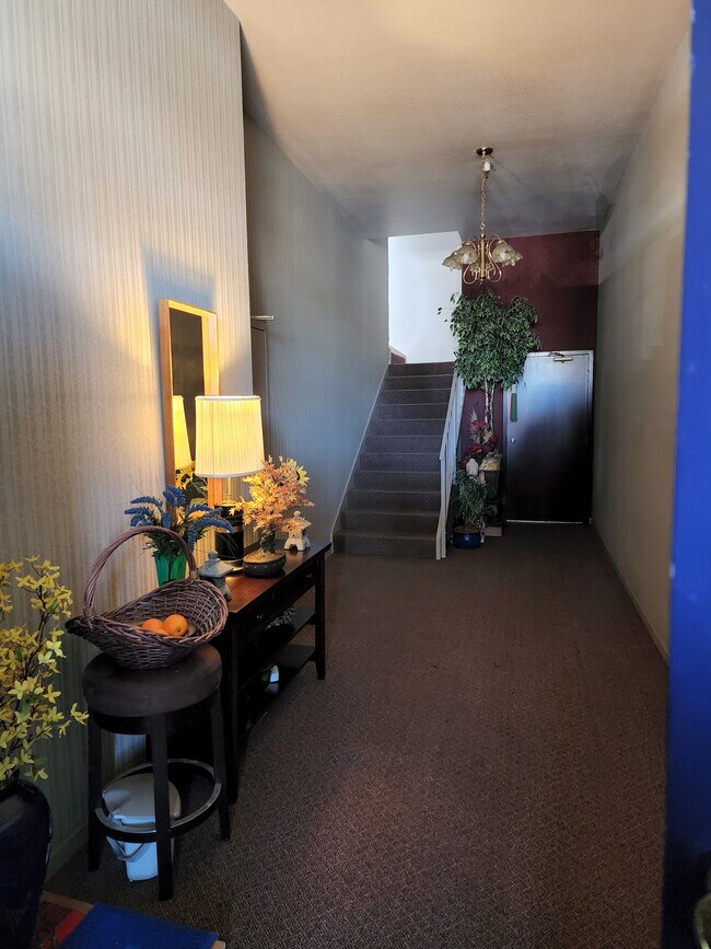 Lobby entrance to stairs - 162 Diamond St