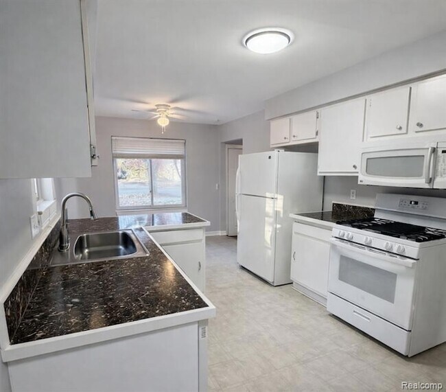 Foto del edificio - 21816 E 10 Mile Rd