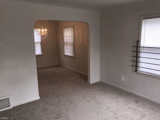 Building Photo - 2 br, 1 bath Duplex - 9236 Evergreen Ave