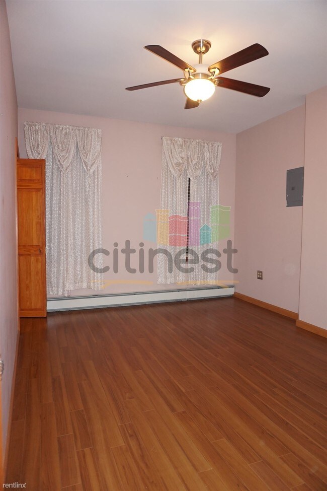 Building Photo - 286 3rd Ave