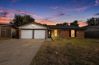 Building Photo - 1929 Schumac Ln