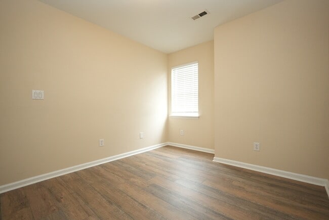 Building Photo - 3 bedroom, 2.5 bathroom home with great cu...