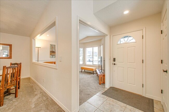 Building Photo - Beautiful Fully Furnished Townhouse in Gar...