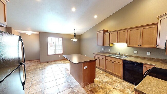 Foto del edificio - 3 BD, 2 BA AMENITY FILLED TOWNHOME WITH AT...