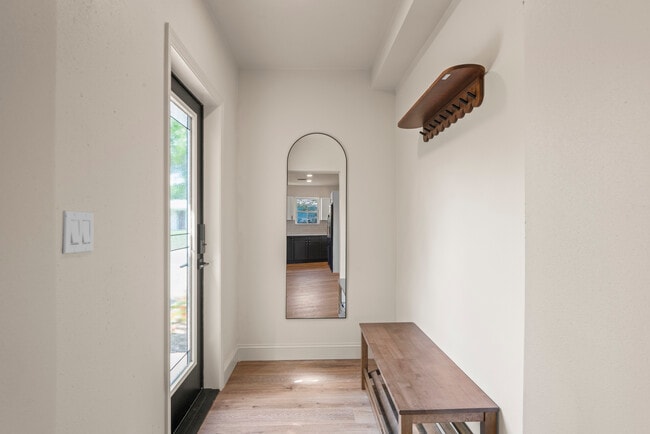 Foto del edificio - 650 37th Ave NE