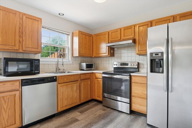 Foto del edificio - Freshly Updated 3B/2.5B Townhome with Walk...