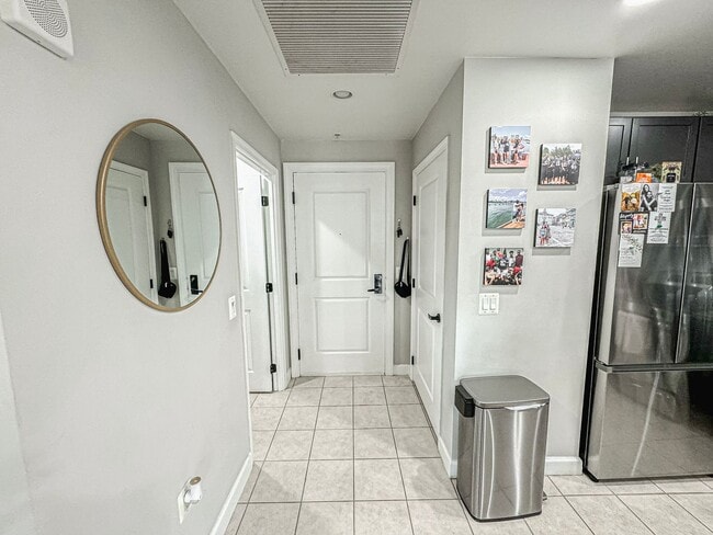Building Photo - Luxurious 1 Bed 1 Bath Condo With Private ...