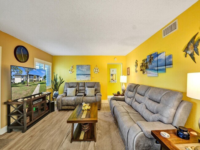 Building Photo - 3560 Pine Tree Ct