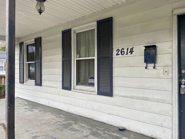 Foto del edificio - Available now. Totally remodeled 3 BR/2 BA...