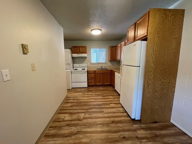 Building Photo - Now renting 2 bedroom Condo upstairs  to v...