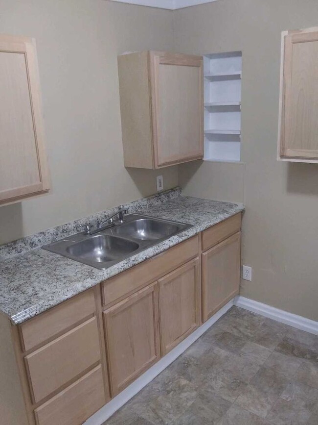 Foto del edificio - Large 2 bedroom $1200