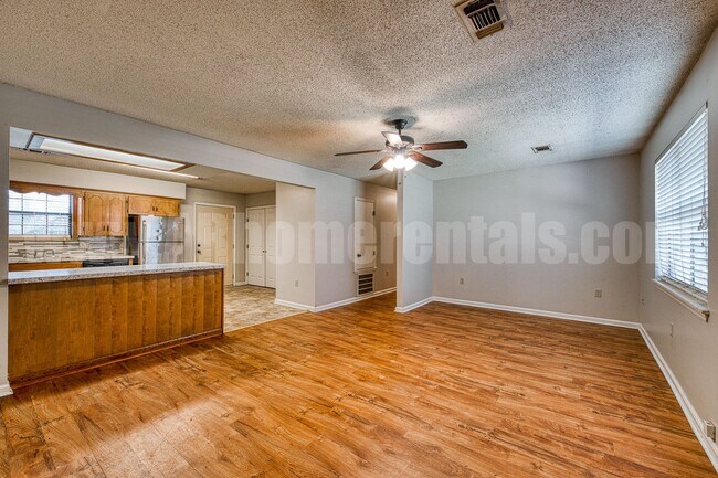 Foto del edificio - 114 S Mitchell St