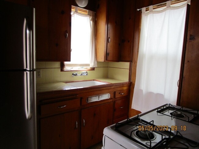 Building Photo - 1 Bedroom, 1 Bathroom Back Unit