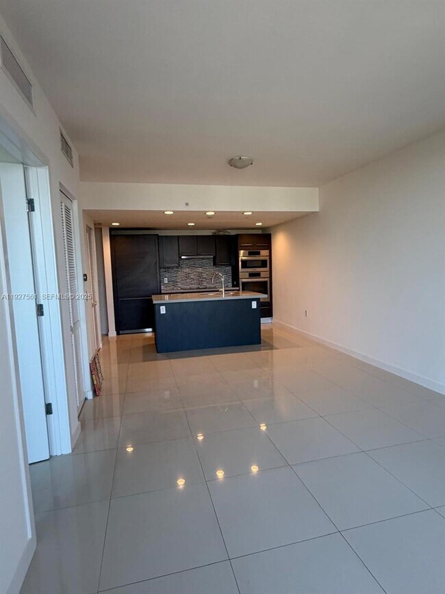 Foto del edificio - 7661 NW 107th Ave