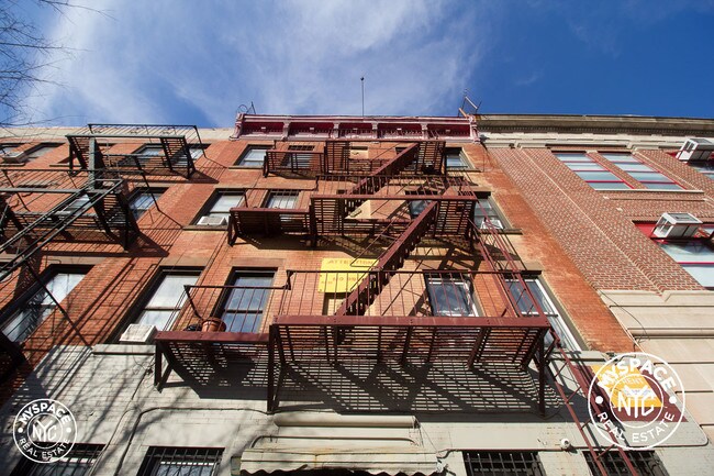 Building Photo - 487 Saint Johns Pl